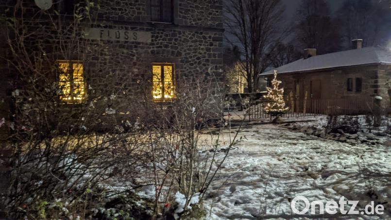 Am Samstag, 3. Dezember, findet in Floß der erste Bahnhofs-Advent statt. Der alte Bahnhof in Floß bietet dafür die passende Kulisse. Bild: Jan Sommer/exb
