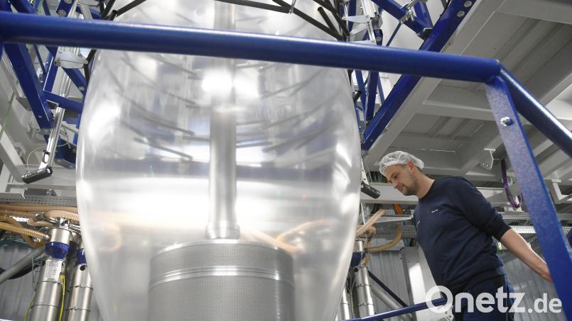 Die Blase der Zukunft: In einem fast 20 Meter hohen Extruder stellt Constantia Pirk aus Polyethylen die Folie für recyclingfähige Verpackungen her. Bild: Gabi Schönberger
