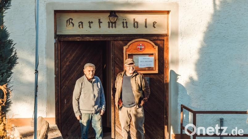 Lächelnd stehen die Brüder Karl-Heinz Buhl (93, links) und sein Bruder Wolfgang Buhl (68) vor dem Eingang der Bartmühle. Mit viel Eigeninitiative hat der 93-Jährige das Anwesen und die Landschaft drumherum hergerichtet. Sein jüngerer Bruder betreibt seit diesem Sommer eine Zoiglstube in der alten Mühle. Der nächste Ausschank startet am 18. November. Bild: Susanne Forster