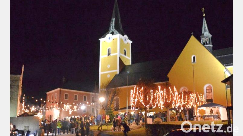 Die Vorbereitungen der Marktgemeinde für eine Wiederauflage des Adventsmarkts durch die Vereinsgemeinschaft zielen auf ein stimmungsvolles Ambiente vor der Pfarrkirche – wie zuletzt 2019. Archivbild: fjo
