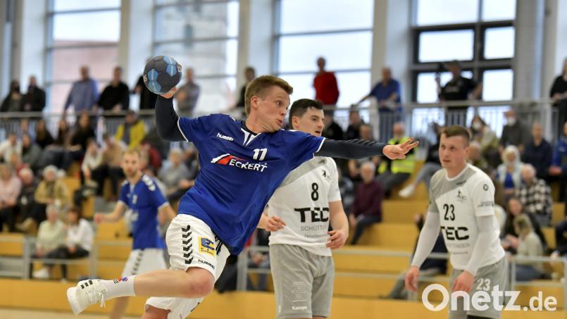 Karsten Herold (links) vertritt im Spiel der SG Auerbach/Pegnitz in Altdorf Trainer Nicholas Neupert. Archivbild: Hubert Ziegler