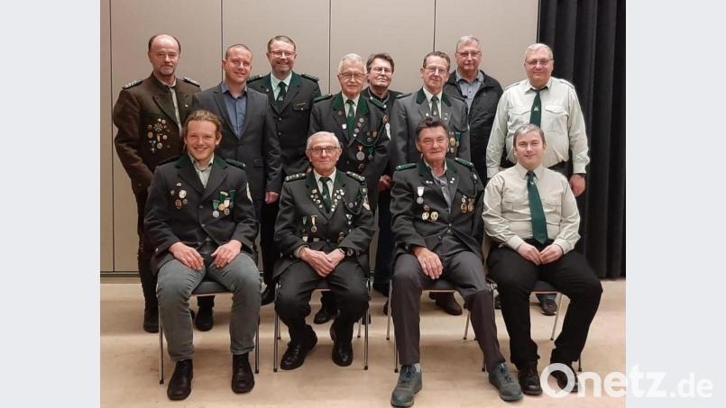 Der Vorstand der Tell-Schützen ist wieder komplett: Christian Stadter, Franz Grötsch, Heinz Renner, Dietmar König (sitzend von links), Werner Wendl, Bürgermeister Jörk Kaduk, Hans Martin Grötsch, Peter Müller, Günther Frieser, Karl-Heinz Ölmann, Karl-Heinz Hartmann und Reinhard Pirner (stehend von links). Bild: wku