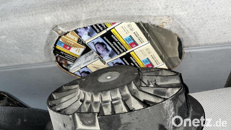Zigaretten im Schmuggelversteck. Bild: Hauptzollamt Regensburg