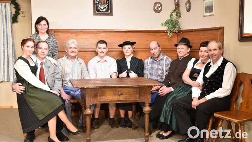 Die Darsteller der Freihunga Theatergruppm führten zuletzt "Das sündige Dorf" im Jahr 2020 auf. Jetzt wird für ein neues Stück geprobt. 
 
 
Mit freundlichen Grüßen Archivbild: Daniela Dehling/exb