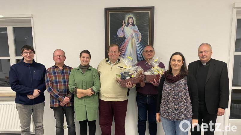 Personelle Wechsel gab es im Tirschenreuther Klosterladen. Verabschiedet wurden Thomas Heimerl und Rudolf Kuhn (Dritter und Vierter von rechts). Mit im Bild: Matthias Krapf, Klaus Steckbauer, Irina Weiß (von links) sowie Stadtpfarrer Georg Flierl und Maria Unterstein (von rechts). Bild: Katholisches Pfarramt Tirschenreuth/exb