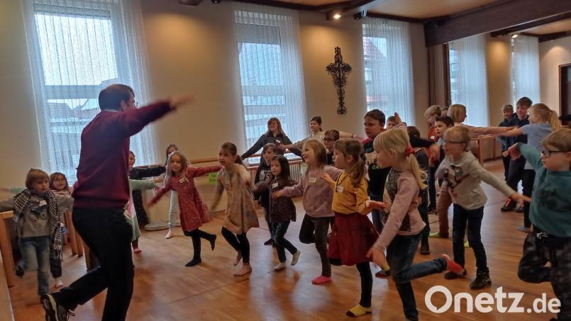 Pfarrer Andreas Kraft stimmte zu Beginn des Treffens mehrere Lieder an und die Kinder sangen und tanzten begeistert mit. Bild: fpoz