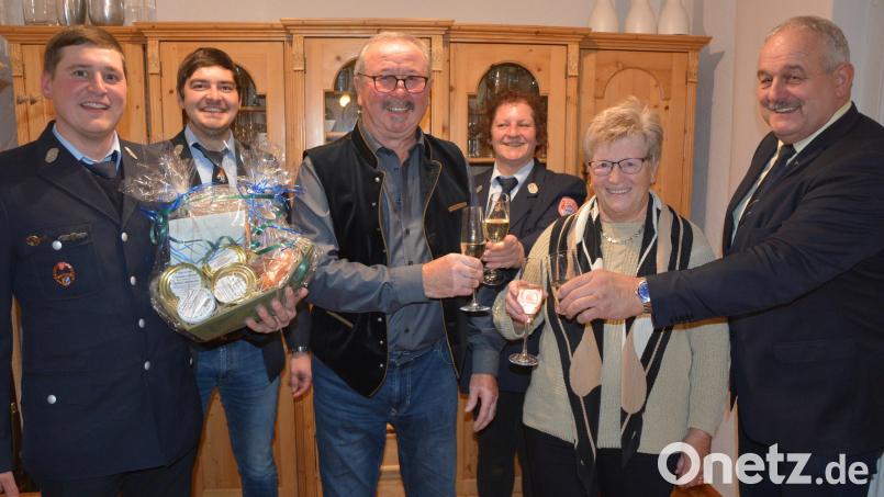 Viele Glückwünsche gab es für Ludwig Ernst (Dritter von links) zum 80. Geburtstag. Es gratulierte neben Gattin Theresia (Zweite von rechts) und Bürgermeister Johann Burger (rechts) auch die Feuerwehr Königshütte mit (von links) Vorsitzenden Christian Weiß, Andreas Weiß und Michaela Seelk. Bild: jr