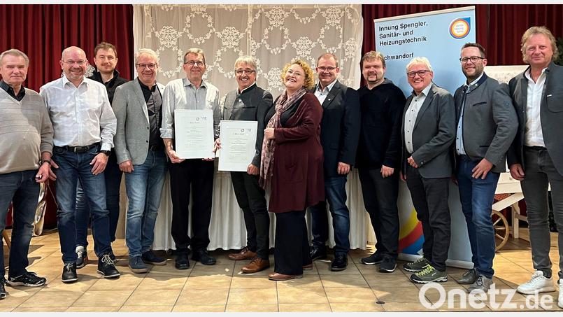 Bei der Jahreshauptversammlung der SHK Innung wählten die Mitglieder einen neuen Vorstand. Zwei Innungsmitglieder wurden für ihre langjährige Tätigkeit geehrt. Bild:  Christoph Steinbacher /exb