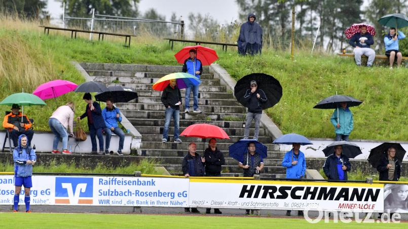 Das Wetter meint es derzeit nicht allzu gut mit Fußballern und Zuschauern. Nach einem Nebel-Wochenende sind diesmal Regenschirme gefragt. Archivbild: Hubert Ziegler