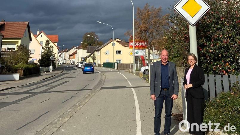 Bürgermeister Roland Strehl mit MdB Susanne Hierl an einer Straßenlaterne in der Vilstalstraße, die zur Umrüstung ansteht. Bild: Anja Jäger/exb