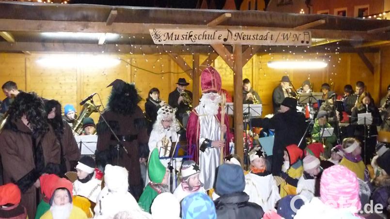 Weihnachtliches Flair wie in früheren Jahren erhält am ersten Adventssonntag der Neustädter Stadtplatz beim traditionellen Christkindlmarkt der Musikschule unter der Regie von Reinhold Schwarzmeier und Gerhard Nikol. Vor dem Landratsamt gibt es viele Attraktionen. Archivbild: kwl