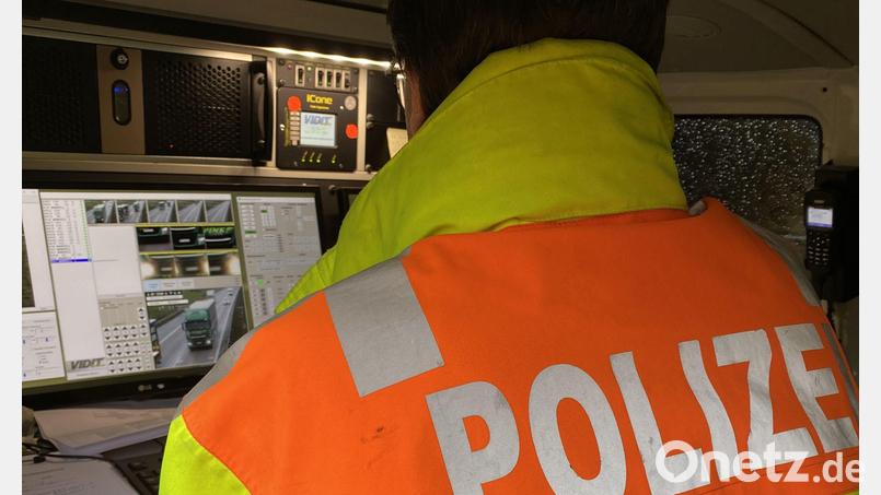 Die Polizei zeichnete die Verstöße bei den Geschwindigkeits- und Abstandskontrollen auf. Bild: Verkehrspolizei Amberg/exb