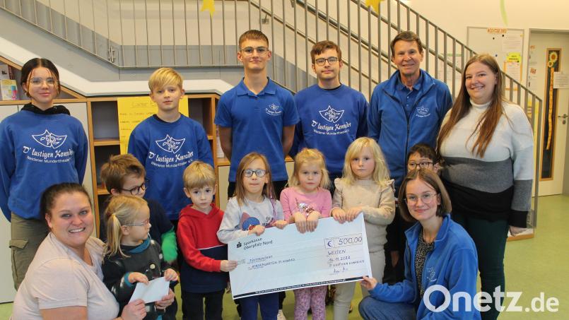 Die " Lustigen Konrader" bedanken sich mit einer Spende beim Kindergarten St. Konrad für die vielfältige Unterstützung. Bild: Alexandra Lukas/exb