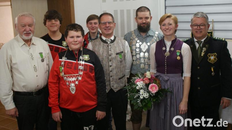 Die neuen Würdenträger der SG Neumühle (von links): Waldemar Pirner, Benedikt Rudolph, Nils Schlauch, Timo Schlauch, Josef Lotter, Raimund Rieß und Nina Kasowski. Oberschützenmeister Wolfgang Sennfelder (rechts) gratulierte. Bild: Peter Domanits/exb