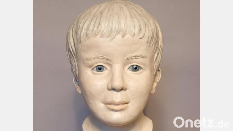 Die im Rahmen einer rechtsmedizinischen Gesichtsrekonstruktion erstellte Skulptur zeigt eines Jungen, der im Mai 2022 tot in der Donau gefunden wurde. Bild: Polizeipräsidium Oberbayern Nord/dpa