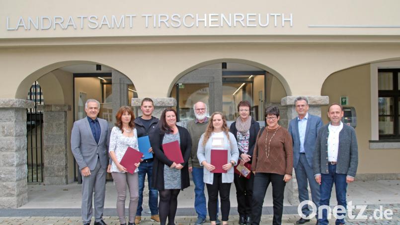 Bei dem Personaltermin waren dabei: (von links) Landrat Roland Grillmeier, Sonja Gradl Sonja, Hannes Leichtl, Stefanie Haise, Dr. Jochen Bloßfeldt, Sandra Reinhardt, Elke Riedl, Regina Keisinger, Personalchef Walter Brucker und stellvertretender Personalratsvorsitzender Richard Schiedeck. Bild: Fabian Polster/Landratsamt Tirschenreuth/exb