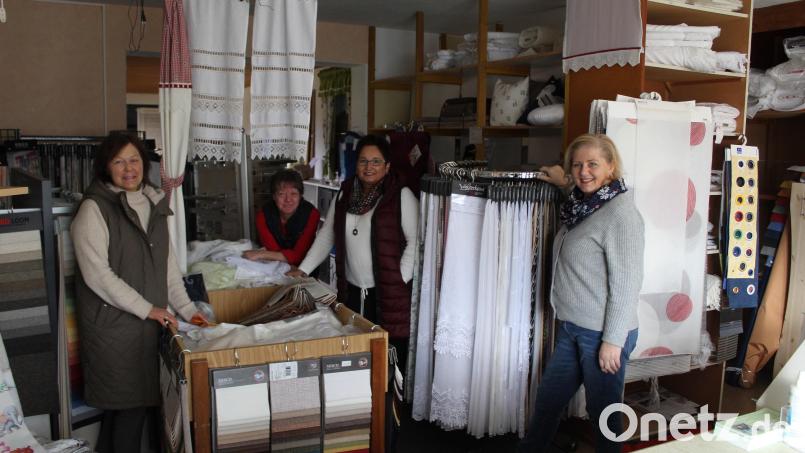 "Gardinen Hetzer" schließt. Sabine Kuhbandner (links) fällt es ebenso wie ihren Mitarbeiterinnen schwer, wenn ab Ende dieses Jahres die Türen von "Gardinen Hetzer" geschlossen bleiben. Bild: soj