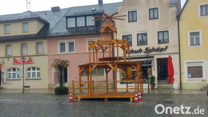 In Kemnath gibt es in diesem Jahr keinen Christbaum. Stattdessen wurde eine Weihnachtspyramide aufgestellt. Bild: kaz