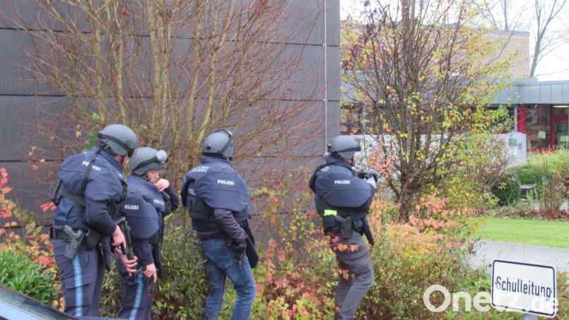 Die Polizei-Einsatzkräfte rücken vorsichtig in Richtung Gebäude vor. Bild: Polizeiinspektion Waldsassen/exb