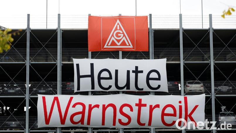 Blick auf Banner eines Warnstreiks der IG Metall in Schweinfurt. Bild: Heiko Becker/dpa