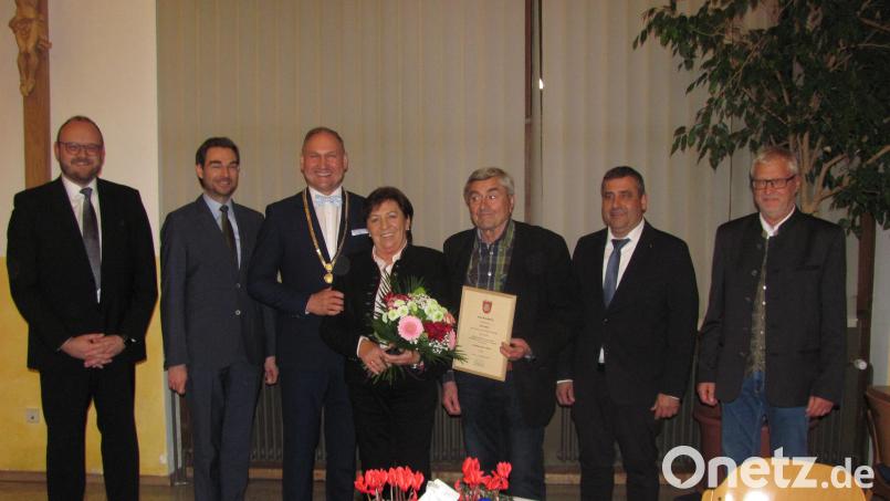 Rita Steiner (Mitte) freute sich über die Verleihung der Bürgermedaille durch Bürgermeister Richard Kammerer (Dritter von links), MdL Stephan Oetzinger (Zweiter von links) und Landrat Andreas Meier (links). Urkunde und Blumen gab es von Zweitem Bürgermeister Siegfried Janner (Zweiter von rechts) und Drittem Bürgermeister Johann Gurdan (rechts). Rita Steiners große Stütze ist ihr Mann Hans Steiner (Dritter von rechts). Bild: sei