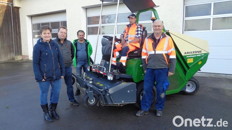 Gebietsvertreter Walter Friedl (Zweiter von links) und Hermann Schmid (Dritter von links) übergaben das Mehrzweckmähgerät an Bürgermeisterin Sonja Meier und die Bauhofarbeiter. Bild: amö