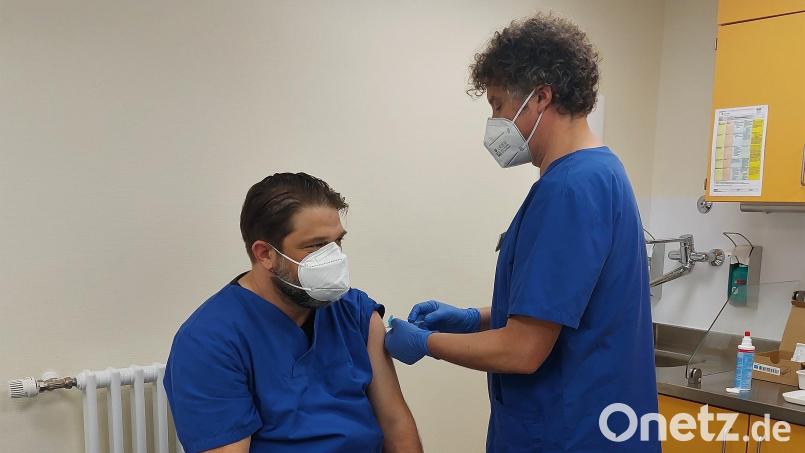 Gingen mit gutem Beispiel bei der Grippeimpfung voran – Dr. Josef Zäch (rechts) und Steffen König. Bild: Sabina Hasenbank/exb