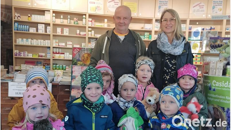 Die St. Barbara Apotheke spendet 2000 Euro an die beiden Kindergärten in Pfreimd. Bild: Sybille Heyer/exb