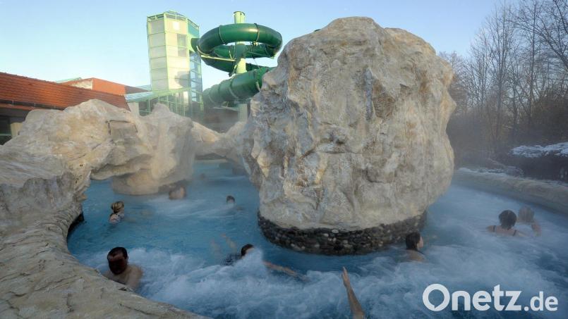 Wenn&#039;s draußen schneit und friert, war der Außenbereich der Weidener Thermenwelt immer ein besonderes Vergnügen. Das muss in diesem Winter jedoch ausfallen. Um Energie zu sparen, bleiben Wildwasserkanal und Co. geschlossen. Archivbild: Petra Hartl