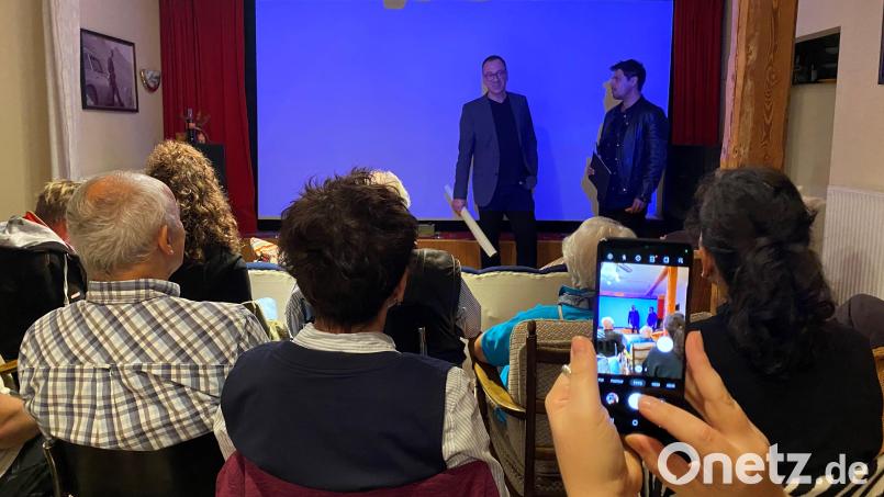 Regie-Dozent Michael Rösel (links) und Regisseur Daniel Popat (rechts) standen dem Publikum bei der Haunritz-Premiere im legendären Privatkino in der Oberschleif Rede und Antwort. Bild: glb