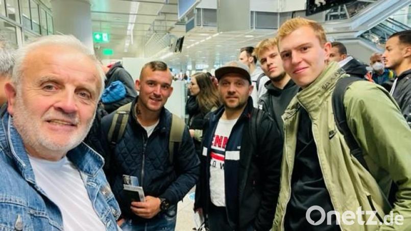 Bernd Hofmann (links) aus Nabburg ist mit einigen Fans der deutschen Nationalmannschaft aus der Region auf Einladung der Kataris zur WM gereist. Bild: Hofmann/privat