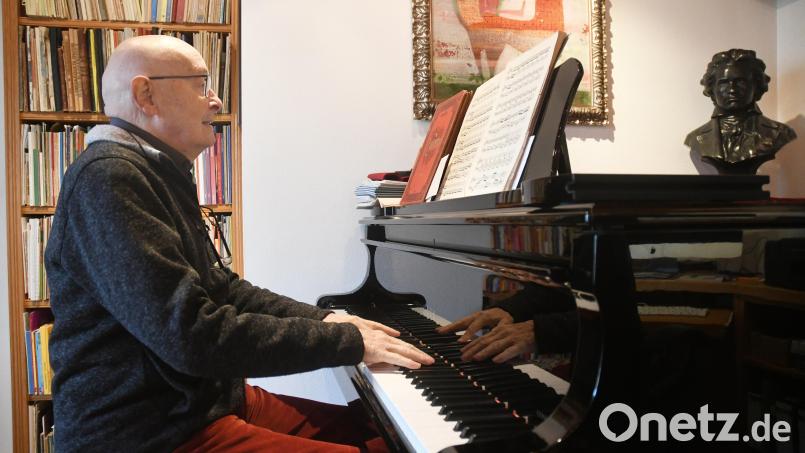 Karl Heinz Malzer feiert am Samstag 80. Geburtstag. Der Chorleiter hat viele Schülergenerationen in den Gymnasien in Weiden und Neustadt/WN geprägt. Bild: Gabi Schönberger