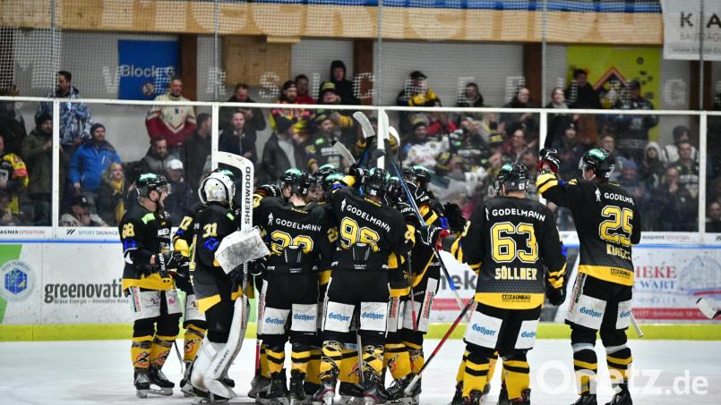 Jubel beim ERSC Amberg am Freitagabend. Den Löwen gelang die Revanche für die vier Niederlagen gegen die EA Schongau in der vergangenen Saison. Bild: SignaLight-AP
