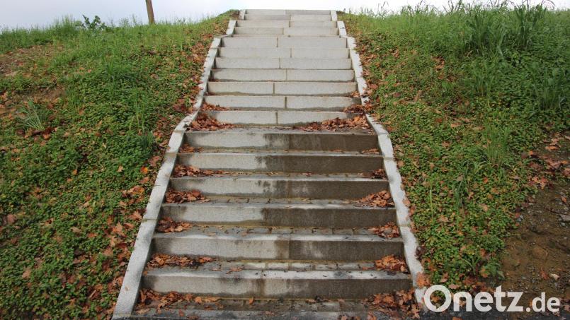 Diese Treppe führt zum Baugebiet Großkonreuth, auf dem sechs Bauplätze entstanden sind. Mit einem Kinderwagen ist diese Treppe absolut nicht passierbar. Der Bürgermeister hab jedoch den Vorschlag des Architekten „abgesegnet“, kritisierte Siegfried Scharnagl, Vorsitzender der Freien Wähler. Bild: kro