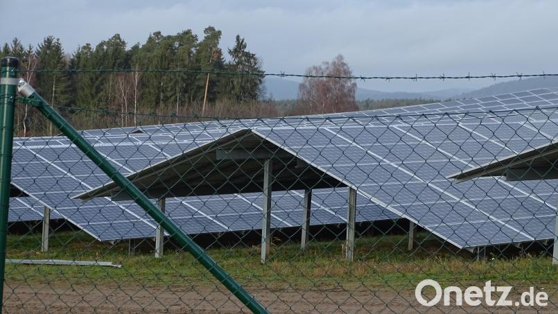 Die Photovoltaikanlage auf einer steilen Anhöhe nördlich von Wolfring kann erweitert werden. Allerdings nur dann, wie der Gemeinderat befand, wenn der Betreiber seine Auflagen hinsichtlich von Ausgleichsmaßnahmen erfüllt. Bild: hou