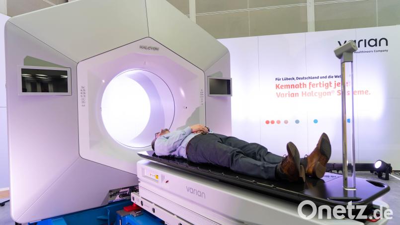 Am Donnerstag übergab Siemens Healthineers das erste in Kemnath produzierte Strahlentherapiesystem &quot;Halcyon&quot; an einen Kunden. Das Gerät soll vor allem in der Behandlung von Krebskrankheiten eingesetzt werden. Bild: Jakob Graf