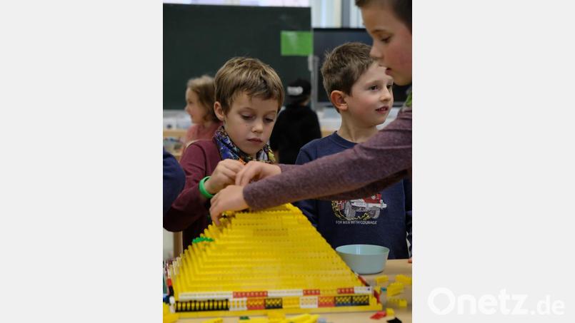 Eine Pyramide aus Klemmbausteinen: Beim ökumenischen Kinderbibeltag, in dessen Mittelpunkt die Geschichte von Josef und seinen Brüdern stand, ließen die 80 Kinder unter anderem das alte Ägypten lebendig werden. Bild: Katharina Laurer/exb