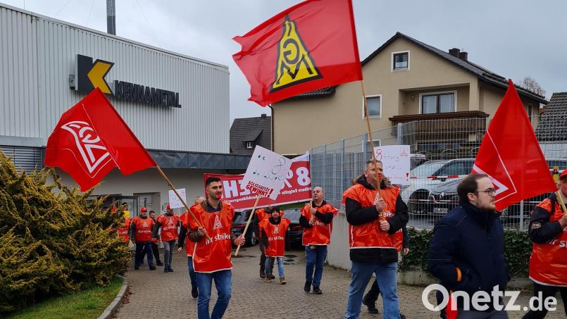 Die Kennametal-Arbeiter legen für den Warnstreik die Arbeit nieder. Sie fordern mehr Geld. Bild: dob