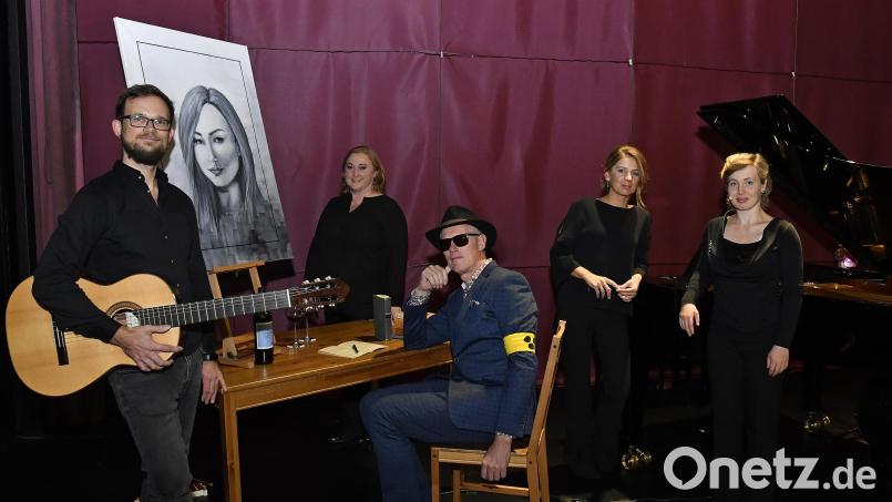 Kurz bevor das Licht ausgeht im Stadttheater beim Konzert im Dunkeln - die Akteure von "The third Eye": Meindert Mak (Gitarre), Michael Schmiedel (Gitarre), Dagmara Siuty (Sopran), Sofia Vasheruk (Klavier) und Erika Ott (Klavier). Zum Team gehören auch Rosa-Maria Kramer (Text) und Katharina Ott (Zeichnungen). Bild: Petra Hartl