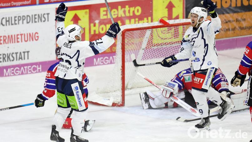 Die Blue Devils empfangen am Sonntag den Deggendorfer SC. Im Hinspiel bejubelten die Weidener (im Bild Tomas Rubes, links, und Robert Hechtl) in Niederbayern einen 4:0-Erfolg. Bild: Roland Rappel