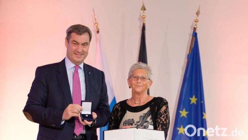 Ministerpräsident Markus Söder händigte an Elisabeth Dehling aus Edelsfeld das Ehrenzeichen des Bayerischen Ministerpräsidenten für Verdienste im Ehrenamt aus. Bild: Timm Schamberger/Bayerische Staatskanzlei