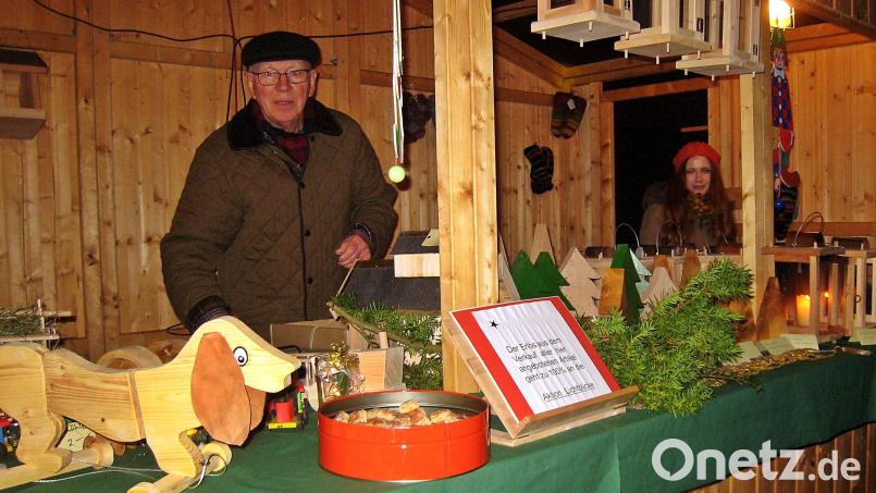 Weihnachtliche Dekoration und viele Lichter sorgen bei der sechsten Schirmitzer Dorfweihnacht für romantische Atmosphäre. Der Erlös aus dem Verkauf der Bastelsachen geht, wie am Stand von Dr. Franz Baumgartner, wieder an gemeinnützige Projekte. Archivbild: R. Kreuzer