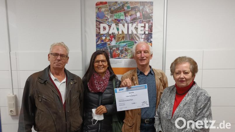 Bei der Spendenübergabe in Amberg (von links): Jochen Rackow, 1. Vorsitzender VdK-Ortsverband Schwend, Gerda Stollner, Schriftführerin VdK-Ortsverband Schwend, Bernhard Saurenbach, 1. Vorsitzender und Leiter der Tafel Amberg, und Marianne Kies-Baldasty, Kreisvorsitzende VdK-Kreisverband Amberg. Bild: Jochen Rackow
