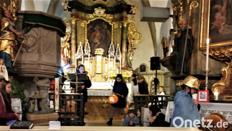 Einfühlend spielten die Kinder des Ortes in der Pfarrkirche St. Georg in moderner Form die Legende von St. Martin Bild: do