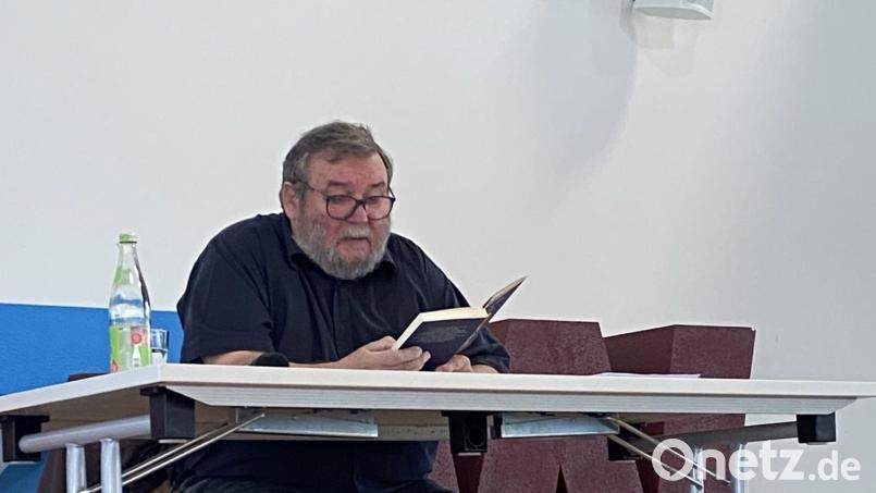 Harald Grill liest im BSZ Wiesau vor. Bild: BSZ Wiesau/exb
