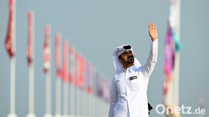 Ein Bürger von Katar schaut gegen die Sonne: Die Fußball-WM in Katar wird nicht den Glanz versprühen, den sich das Emirat eigentlich erhofft. Bild: Federico Gambarini