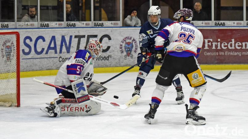 Der Deggendorfer Goalie Timo Pielmeier war der überragende Akteur auf dem Eis. Die Blue Devils unterlagen den Niederbayern mit 1:2. Bild: Gebert