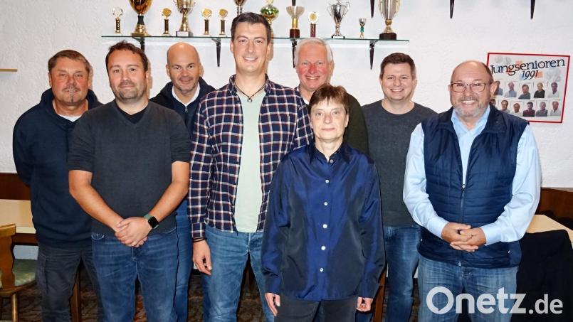 Den neuen Vorstand des Tennisclubs bilden (von links) Thomas Benner, Markus Schandri, Clemens Sammet, Florian Kupsch, Stefan Seitz, Martina Weber, Felix Punzmann und Karl Gaach. Bild: Bernhard Birkner/exb