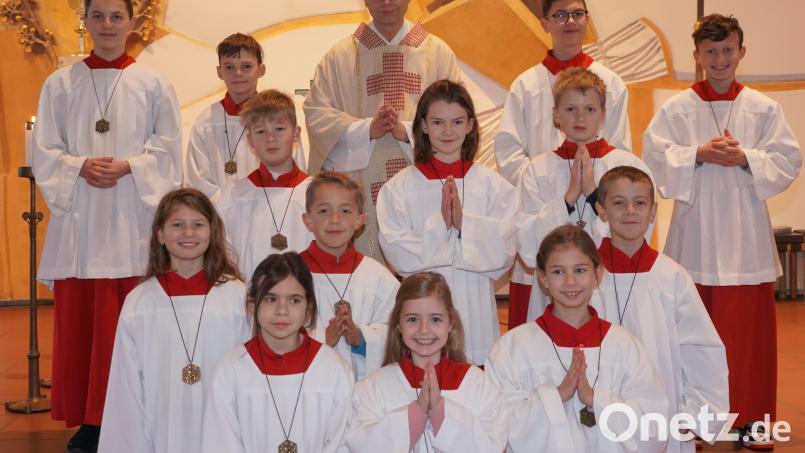 Die neuen Ministranten der Pfarrei St. Sebastian Waldthurn:
Vordere Reihe von links: Mia Weiß, Lea Graf und Anna Weig, zweite Reihe (von links): Lea Grünauer, Jakob Troidl und Tim Kastner, dritte Reihe (von links): Michael Götz, Betty Simmerl und Max Bodensteiner. Bild: fvo
