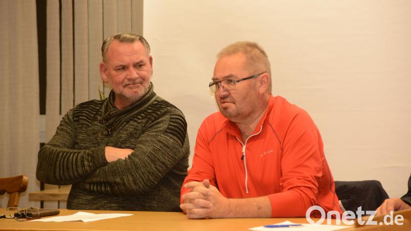 Ludwig Prüfling (links) erklärt sich in der Jahreshauptversammlung des Vereinskartells Oberwildenau bereit, den Vorsitz zu übernehmen. Harald Seiffert (rechts) hatte bereits vor zwei Jahren seine Rückzug aus dieser Funktion erklärt. Bild: bey